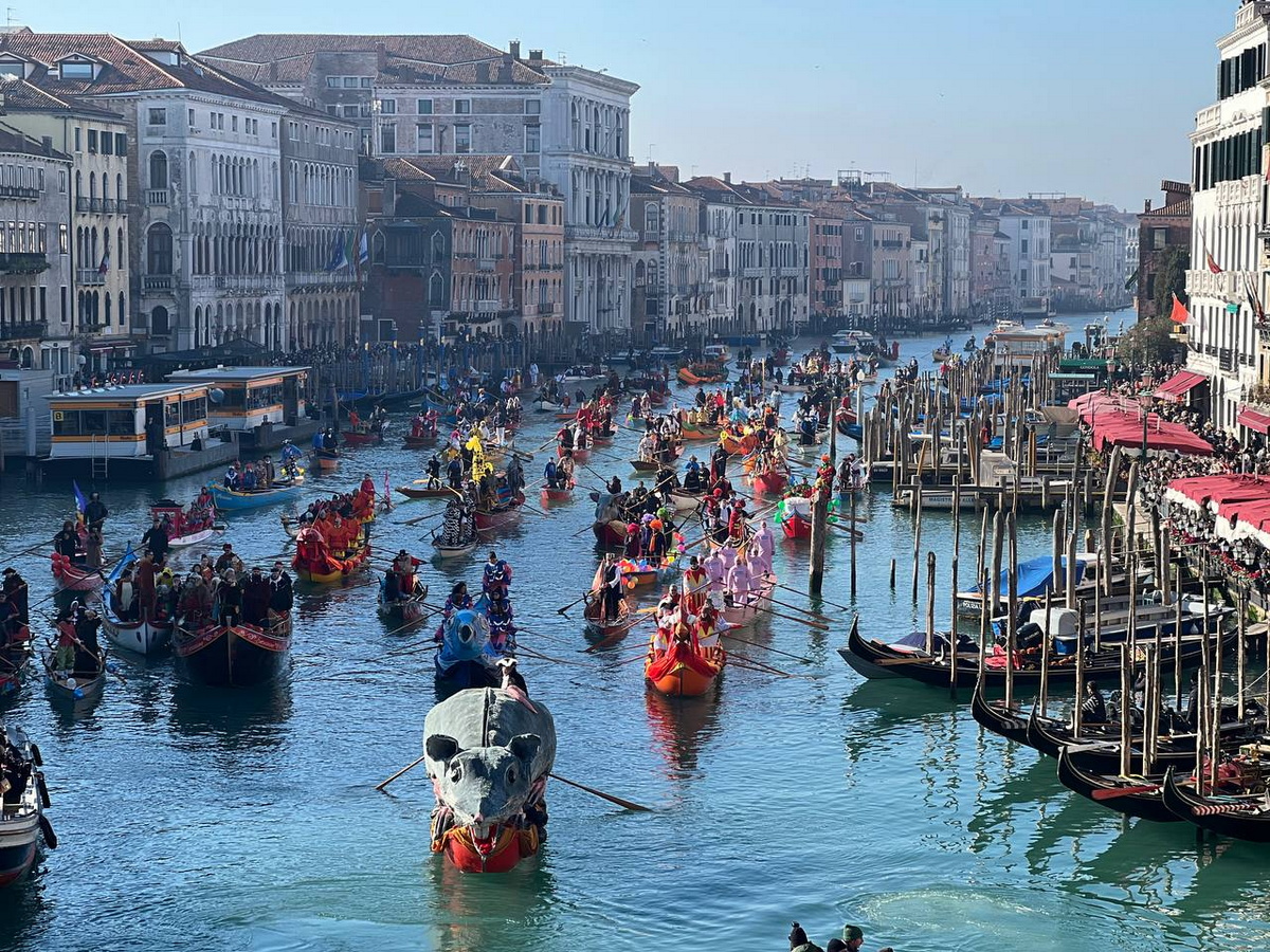 Начался ежегодный карнавал в Венеции