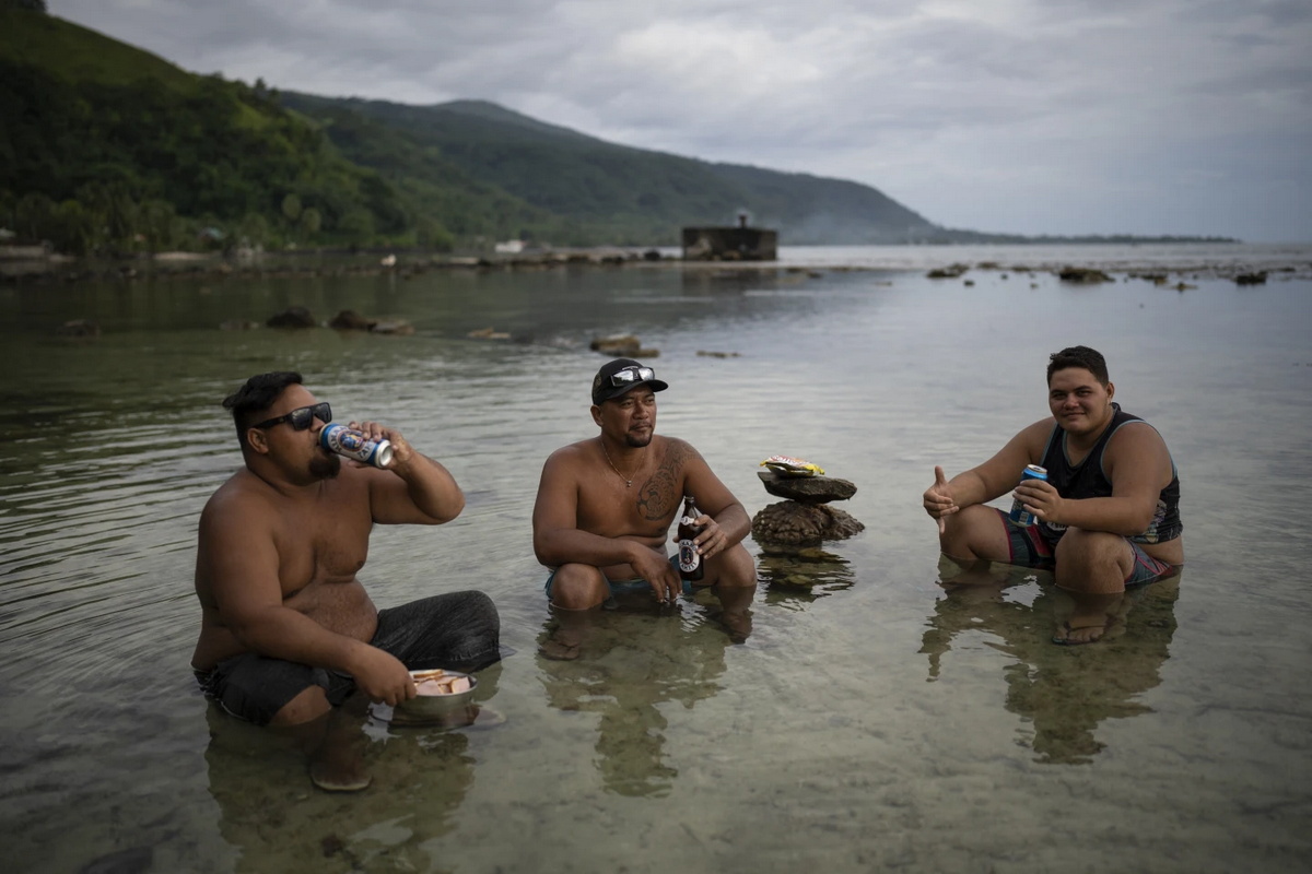 Жизнь прибрежной деревни среди мощных волн на Таити