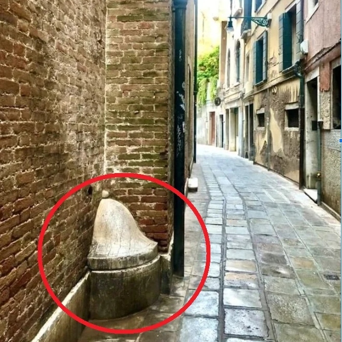 Таинственные «горбы» Венеции в углах зданий