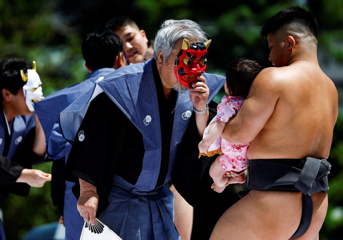 Борцы сумо заставляли младенцев плакать на 400-летнем фестивале в Японии