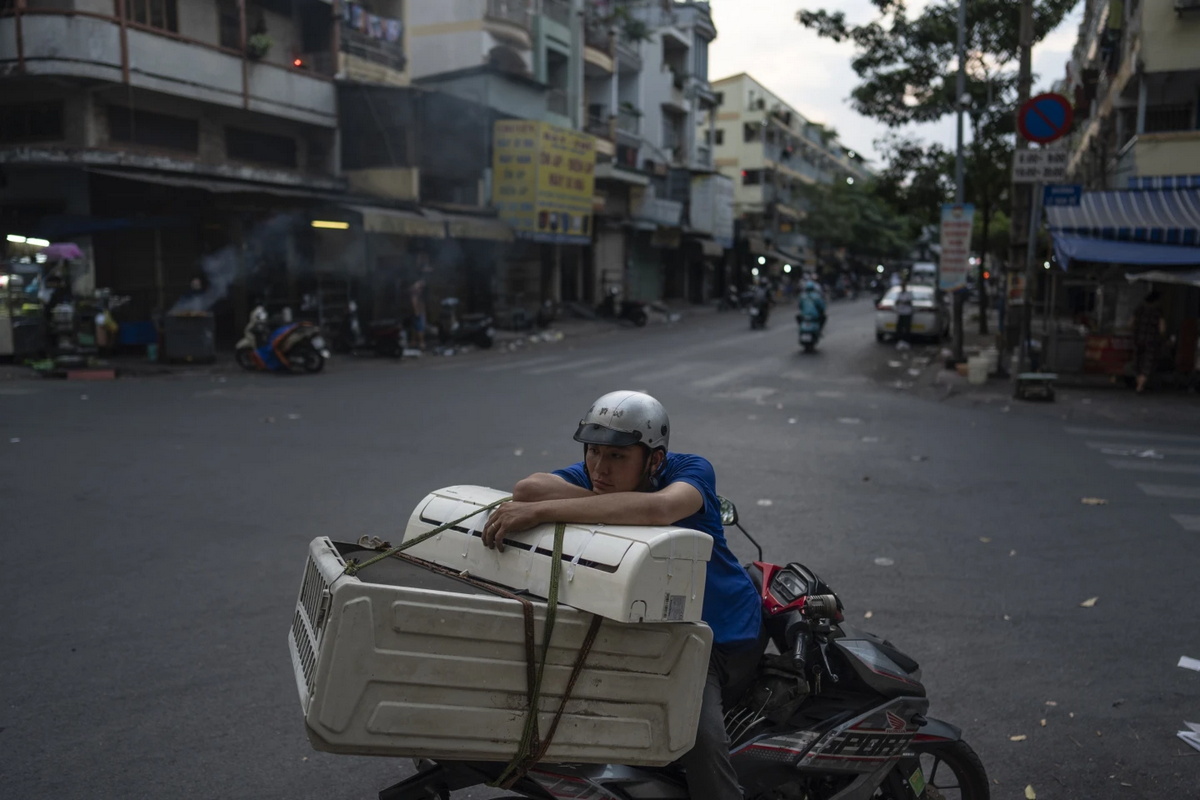 Рабочие перерабатывают электронные отходы на одном из крупных рынков Вьетнама